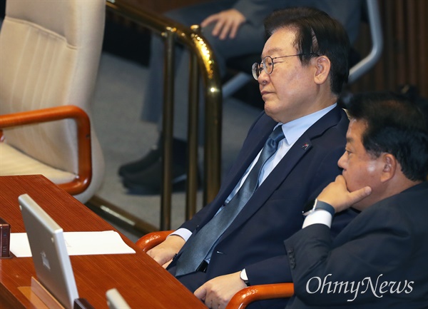  이재명 더불어민주당 대표가 14일 오후 국회 본회의에 참석해 생각에 잠겨 있다. 