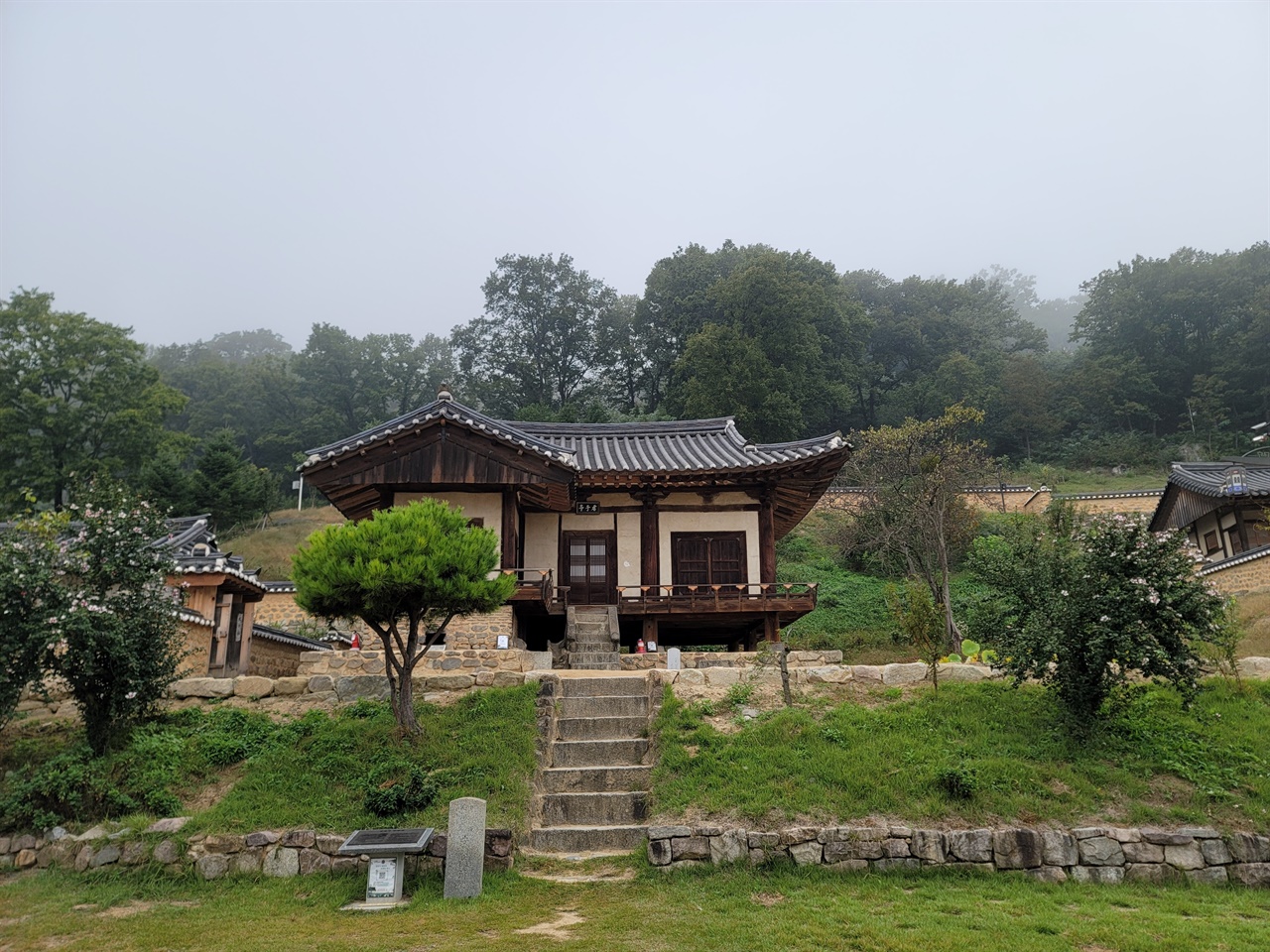 군자정 임청각의 별당으로 조선 중기에 지은 ‘丁’자 평면의 누각형 건물. 보존 상태가 양호하여 보물로 지정되었다.