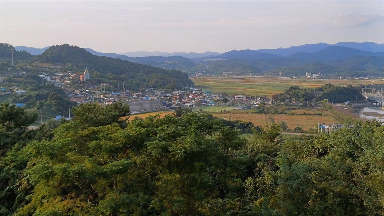  순천왜성 천수각에서 내려다 본 신성마을 풍경. 충무사도 마을에 들어앉아 있다.