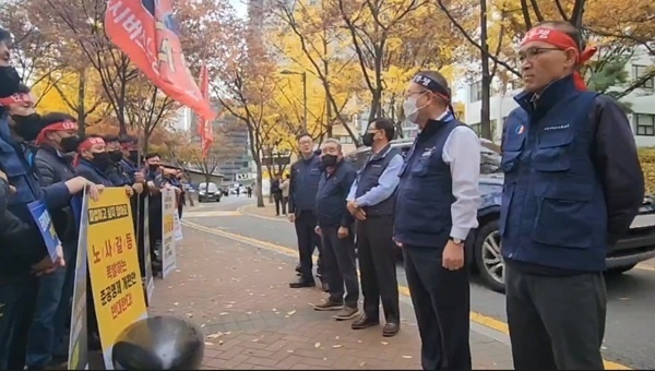 서울시버스노조, 시의회 앞 침묵시위 서울시버스노조가 14일 오후 서울시 중구 서소문 서울시의회 앞에서 침묵시위를 했다.