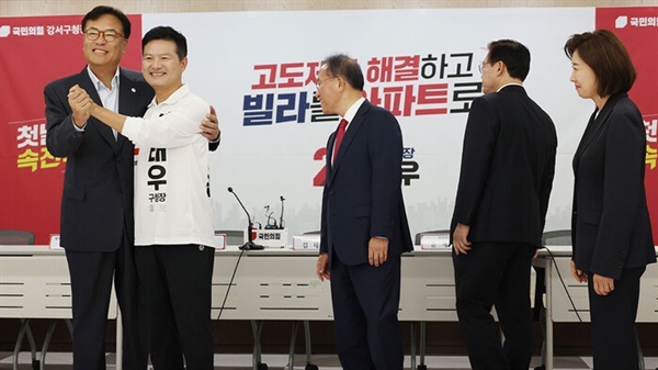  지난 2023년 9월 26일 당시 김태우 후보 캠프에서 열린 국민의힘 강서구청장 보궐선거 선대위 위촉식에서 김기현 대표와 윤재옥 원내대표가 김태우 후보자, 선대위 합류 인사들과 함께 포즈를 취하고 있다.명예 공동선대위원장은 정우택 국회부의장과 정진석 의원이 맡았고, 공동선대위원장으로 김성태 전 의원과 구상찬 전 의원이 위촉됐다. 안철수 의원과 나경원 전 의원은 공동 상임 고문으로 선대위에 합류했다.