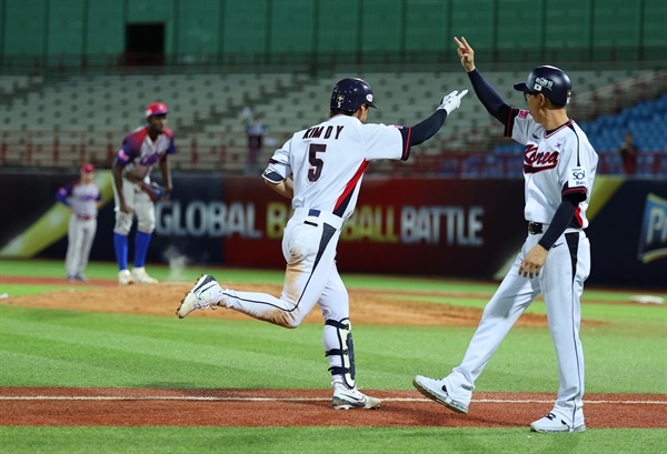  14일 오후 대만 타이베이 톈무야구장에서 열린 세계야구소프트볼연맹(WBSC) 프리미어12 2024 B조 조별리그 대한민국과 쿠바의 경기. 7회말 1사에서 솔로홈런을 친 김도영이 그라운드를 돌고 있다.