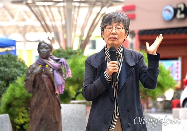  14일 창원마산 오동동문화거리 인권자주평화다짐비 앞에서 열린 ”소녀상 테러와 위안부 역사왜곡 대응 춤행동“.