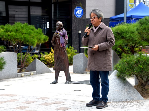  14일 창원마산 오동동문화거리 인권자주평화다짐비 앞에서 열린 ”소녀상 테러와 위안부 역사왜곡 대응 춤행동“.