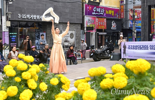  14일 창원마산 오동동문화거리 인권자주평화다짐비 앞에서 열린 ”소녀상 테러와 위안부 역사왜곡 대응 춤행동“.