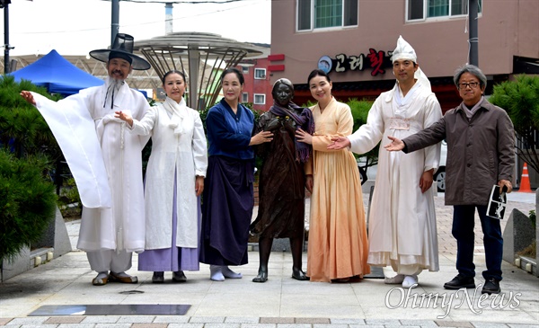  14일 창원마산 오동동문화거리 인권자주평화다짐비 앞에서 열린 ”소녀상 테러와 위안부 역사왜곡 대응 춤행동“.