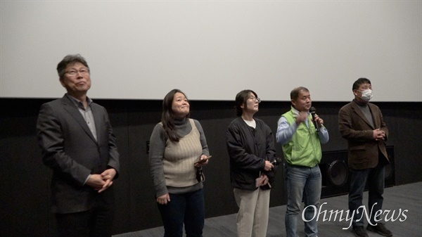  13일 세종시에서 '괜찮아 앨리스' 공동상영을 추진한 단체 관계자들이 인사를 하고 있다. 