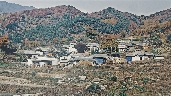 용담유사 간행지 충북 단양 천동마을 전경 용담유사는 1881년 6월 충북 단양군 대강면 천동 여규덕의 집에서 처음 간행되었다. 용담유사는 한글 가사로 교훈가, 안심가, 용담가, 몽중노소문답가, 도수사, 권학가, 도덕가, 흥비가 등 8편으로 되어있다.