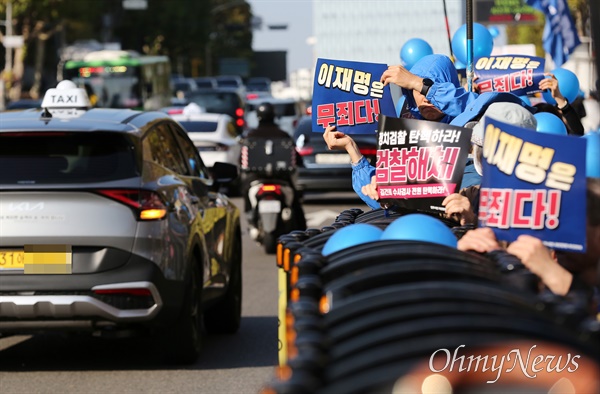 "정치검찰 해체, 이재명 무죄 촉구" 이재명 더불어민주당 대표에 대한 공직선거법 위반 1심 선고날인 15일 오후 민주시민국민항쟁추진연대 주최로 서울 서초구 서울지방검찰청 서문 앞에서 열린 '정치검찰 해체, 이재명 무죄 촉구 시민대회'에서 참석자들이 이재명 더불어민주당 대표 무죄와 정치검찰 해체를 촉구하고 있다.