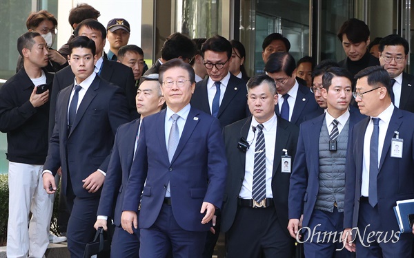  더불어민주당 이재명 대표가 15일 오후 서초동 서울중앙지법에서 열리는 공직선거법상 허위사실공표 혐의 1심 선고에서 징역 1년에 집행유예 2년을 선고받은 뒤 법정을 나오고 있다.