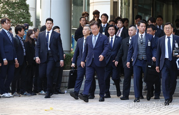  더불어민주당 이재명 대표가 15일 오후 서초동 서울중앙지법에서 열리는 공직선거법상 허위사실공표 혐의 1심 선고에서 징역 1년에 집행유예 2년을 선고받은 뒤 법정을 나오고 있다.