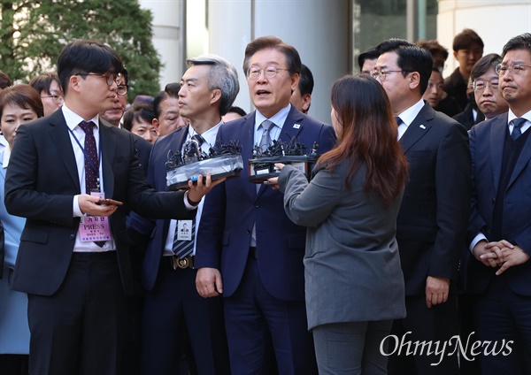  더불어민주당 이재명 대표가 15일 오후 서초동 서울중앙지법에서 열리는 공직선거법상 허위사실공표 혐의 1심 선고에서 징역 1년에 집행유예 2년을 선고받은 뒤 법정을 나와 입장을 밝히고 있다.