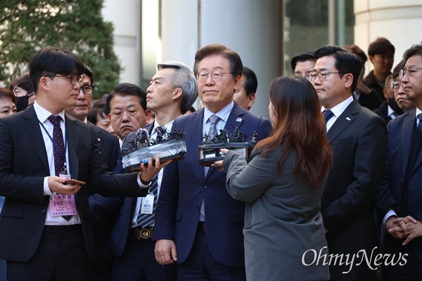  더불어민주당 이재명 대표가 15일 오후 서초동 서울중앙지법에서 열리는 공직선거법상 허위사실공표 혐의 1심 선고에서 징역 1년에 집행유예 2년을 선고받은 뒤 법정을 나와 입장을 밝히고 있다.