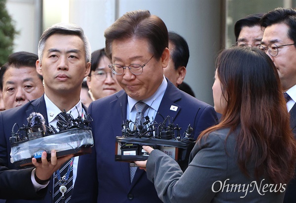  더불어민주당 이재명 대표가 15일 오후 서초동 서울중앙지법에서 열리는 공직선거법상 허위사실공표 혐의 1심 선고에서 징역 1년에 집행유예 2년을 선고받은 뒤 법정을 나와 입장을 밝히고 있다.