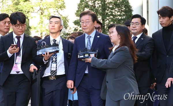  더불어민주당 이재명 대표가 15일 오후 서초동 서울중앙지법에서 열리는 공직선거법상 허위사실공표 혐의 1심 선고에서 징역 1년에 집행유예 2년을 선고받은 뒤 법정을 나오고 있다.