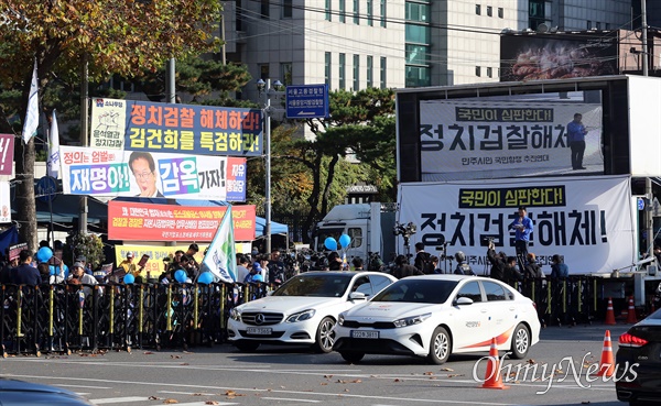 이재명 더불어민주당 대표 징역 1년에 집행유예 2년 이재명 더불어민주당 대표에 대한 공직선거법 위반 혐의 1심 선고공판에서 형사34부(재판장 한성진)는 기소된 혐의 대부분을 유죄로 인정하면서 징역 1년에 집행유예 2년을 선고했다. 민주시민국민항쟁추진연대 주최로 15일 오후 서울 서초구 서울지방검찰청 서문 앞에서 열리고 있는 '정치검찰 해체, 이재명 무죄 촉구 시민대회' 옆에 의견을 달리하는 플래카드가 나란히 걸려있다.