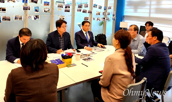  더불어민주당 명태균게이트 진상조사단 창원국가산단등국정개입의혹조사본부장인 염태영 국회의원과 허성무 의원(창원성산)은 15일 오후 더불어민주당 경남도당에서 강혜경씨를 비롯한 공익제보자와 비공개 면담했다.