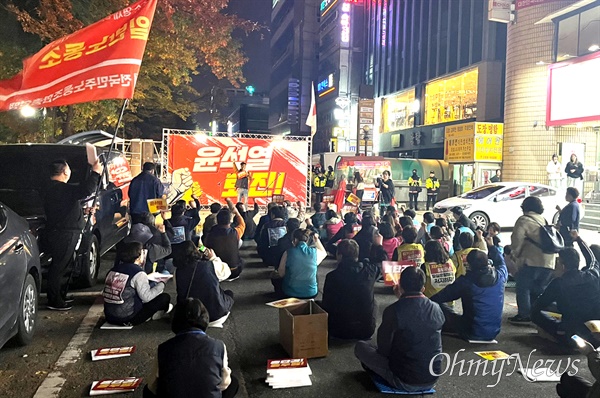  민주노총 경남본부는 15일 저녁 국민의힘 경남도당 앞에서 “노동탄압 공안몰이 국정농단 윤석열퇴진 노동자 결의대회”를 열었다.