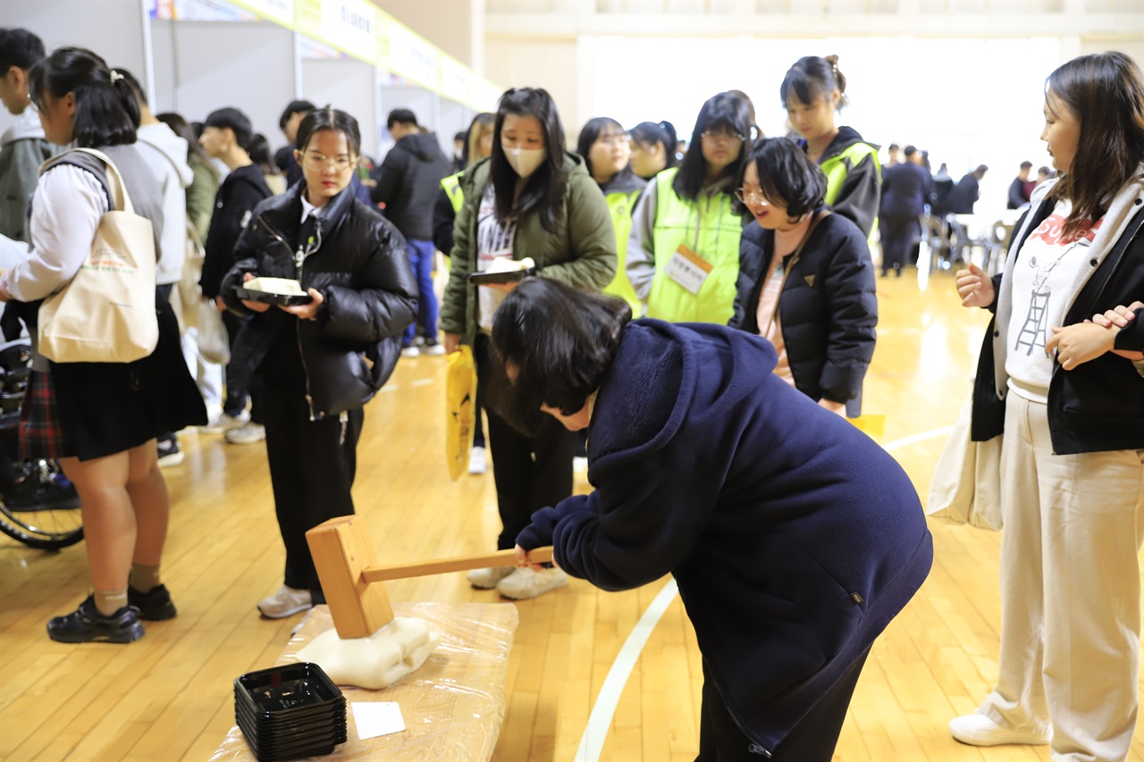 꿈나래학교 학생이 직접 체험에 나섰다. 당진시 장애청소년 진로·직업 체험 박람회를 개최하여 청소년들이 다양한 직업을 직접 체험하며 꿈을 키우는 특별한 시간이었다.