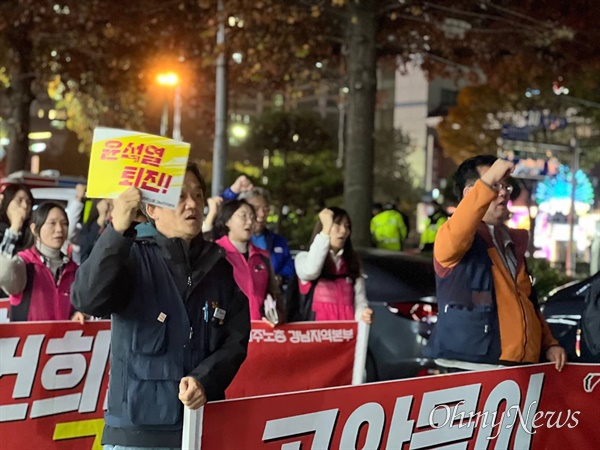  민주노총 경남본부는 15일 저녁 국민의힘 경남도당 앞에서 “노동탄압 공안몰이 국정농단 윤석열퇴진 노동자 결의대회”를 열었다