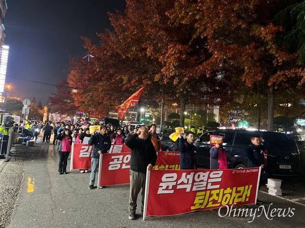  민주노총 경남본부는 15일 저녁 국민의힘 경남도당 앞에서 “노동탄압 공안몰이 국정농단 윤석열퇴진 노동자 결의대회”를 열었다