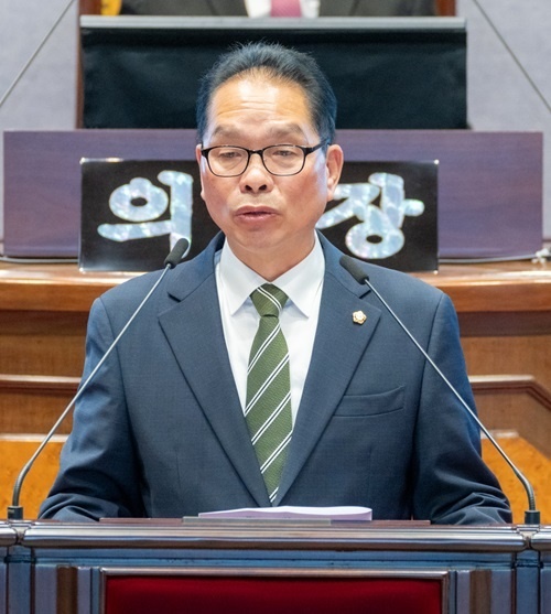  강남구의회 복진경 의원이 5분발언을 통해 세무직 사무관 승진의 필요성을 말하고 있다.