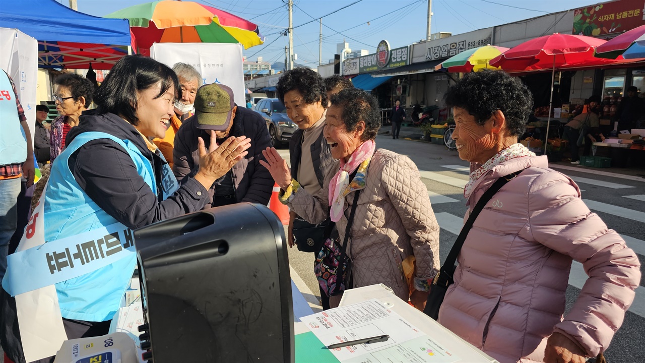  순창군 순창읍 5일장터에는 나이 지긋한 어르신들이 많았지만, 모두 자발적으로 투표에 참여하는 모습이었다.