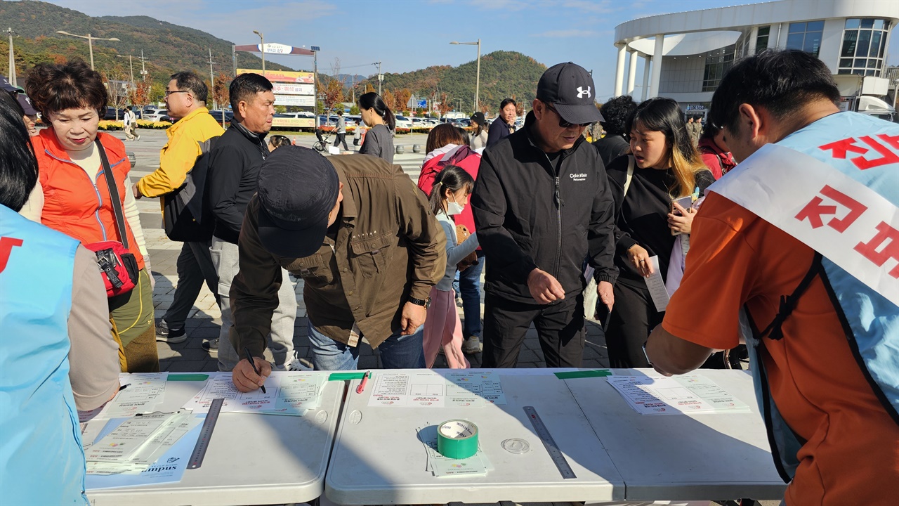  축제장에서는 젊은 부부와 어린 학생들도 자발적으로 국민투표에 동참하는 모습이었다.