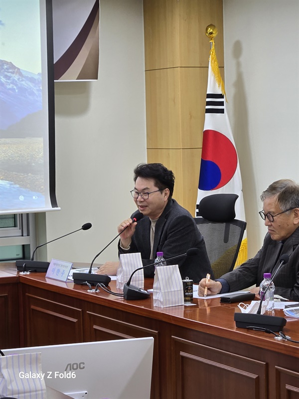  특별시국강연에서 발언하는 민주연구원 이한주 원장