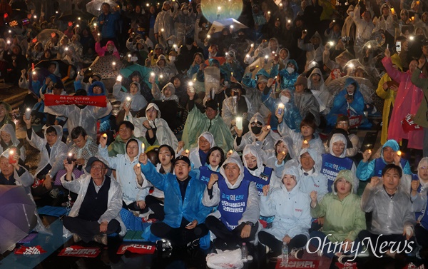  박찬대 더불어민주당 원내대표, 조국 조국혁신당 대표, 김재연 진보당 대표, 용혜인 기본소득당 대표, 한창민 사회민주당 대표 등 시민들이 16일 오후 서울 종로구 광화문 북측광장 앞에서 야5당(더불어민주당· 조국혁신당·진보당·기본소득당·사회민주당)과 시민사회단체인 ‘거부권을 거부하는 전국비상행동’ 주최로 열린 ‘김건희 특검 수용 국정농단 규명 규명 윤석열을 거부한다’ 집회에 참석해 윤석열 대통령의 파면과 김건희 여사의 특검을 촉구하고 있다.