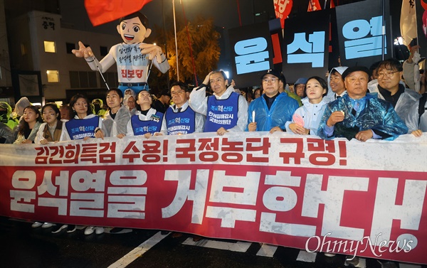  박찬대 더불어민주당 원내대표, 조국 조국혁신당 대표, 김재연 진보당 대표, 한창민 사회민주당 대표 등 시민들이 16일 오후 서울 종로구 광화문 북측광장 앞에서 야5당(더불어민주당· 조국혁신당·진보당·기본소득당·사회민주당)과 시민사회단체인 ‘거부권을 거부하는 전국비상행동’ 주최로 열린 ‘김건희 특검 수용 국정농단 규명 규명 윤석열을 거부한다’ 집회에 참석해 윤석열 대통령의 파면과 김건희 여사의 특검을 촉구하며 행진하고 있다.