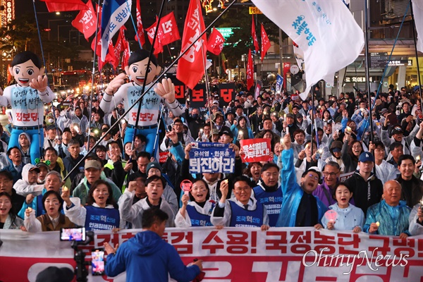  '김건희 특검 수용, 국정농단 규명! 윤석열을 거부한다 시민행진’에 참석한 야5당(더불어민주당, 조국혁신당, 진보당, 사회민주당, 기본소득당 )과 거부권을거부하는전국비상행동, 일반 시민들이 광화문앞에서 명동입구까지 행진을 하고 있다.