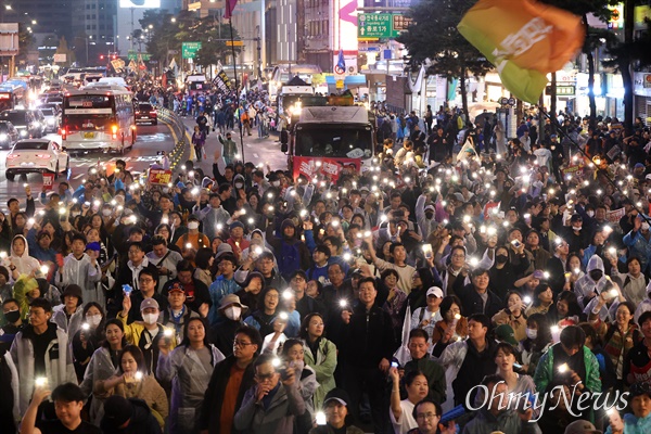  '김건희 특검 수용, 국정농단 규명! 윤석열을 거부한다 시민행진’에 참석한 야5당(더불어민주당, 조국혁신당, 진보당, 사회민주당, 기본소득당 )과 거부권을거부하는전국비상행동, 일반 시민들이 광화문앞에서 명동입구까지 행진을 하고 있다.