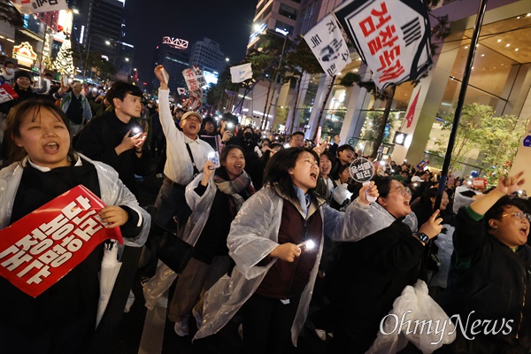  '김건희 특검 수용, 국정농단 규명! 윤석열을 거부한다 시민행진’에 참석한 야5당(더불어민주당, 조국혁신당, 진보당, 사회민주당, 기본소득당 )과 거부권을거부하는전국비상행동, 일반 시민들이 광화문앞에서 명동입구까지 행진을 벌였다.