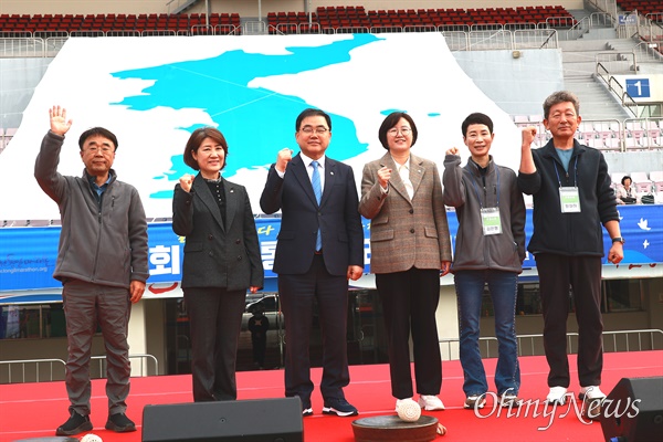  경남자주통일평화연대, 창원통일마라톤대회 조직위원회가 17일 창원종합운동장 주경기장에서 “달리고 싶다 백두간까지”라는 구호를 내걸고 연 제24회 창원통일마라톤대회.