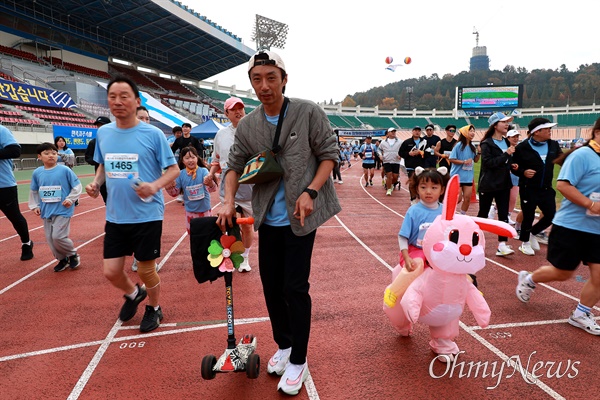  경남자주통일평화연대, 창원통일마라톤대회 조직위원회가 17일 창원종합운동장 주경기장에서 “달리고 싶다 백두간까지”라는 구호를 내걸고 연 제24회 창원통일마라톤대회.