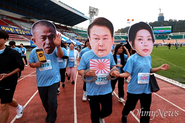  경남자주통일평화연대, 창원통일마라톤대회 조직위원회가 17일 창원종합운동장 주경기장에서 “달리고 싶다 백두간까지”라는 구호를 내걸고 연 제24회 창원통일마라톤대회.