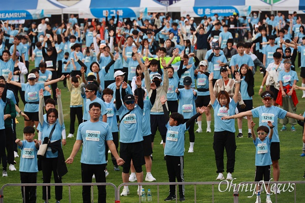  경남자주통일평화연대, 창원통일마라톤대회 조직위원회가 17일 창원종합운동장 주경기장에서 “달리고 싶다 백두간까지”라는 구호를 내걸고 연 제24회 창원통일마라톤대회.