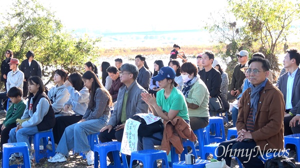  세종보 천막농성 200일 기념 문화제에 참석한 사람들