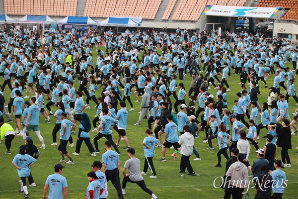  경남자주통일평화연대, 창원통일마라톤대회 조직위원회가 17일 창원종합운동장 주경기장에서 “달리고 싶다 백두간까지”라는 구호를 내걸고 연 제24회 창원통일마라톤대회