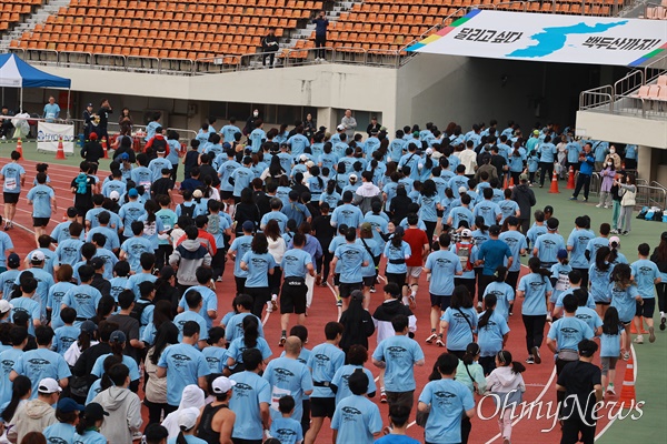  경남자주통일평화연대, 창원통일마라톤대회 조직위원회가 17일 창원종합운동장 주경기장에서 “달리고 싶다 백두간까지”라는 구호를 내걸고 연 제24회 창원통일마라톤대회