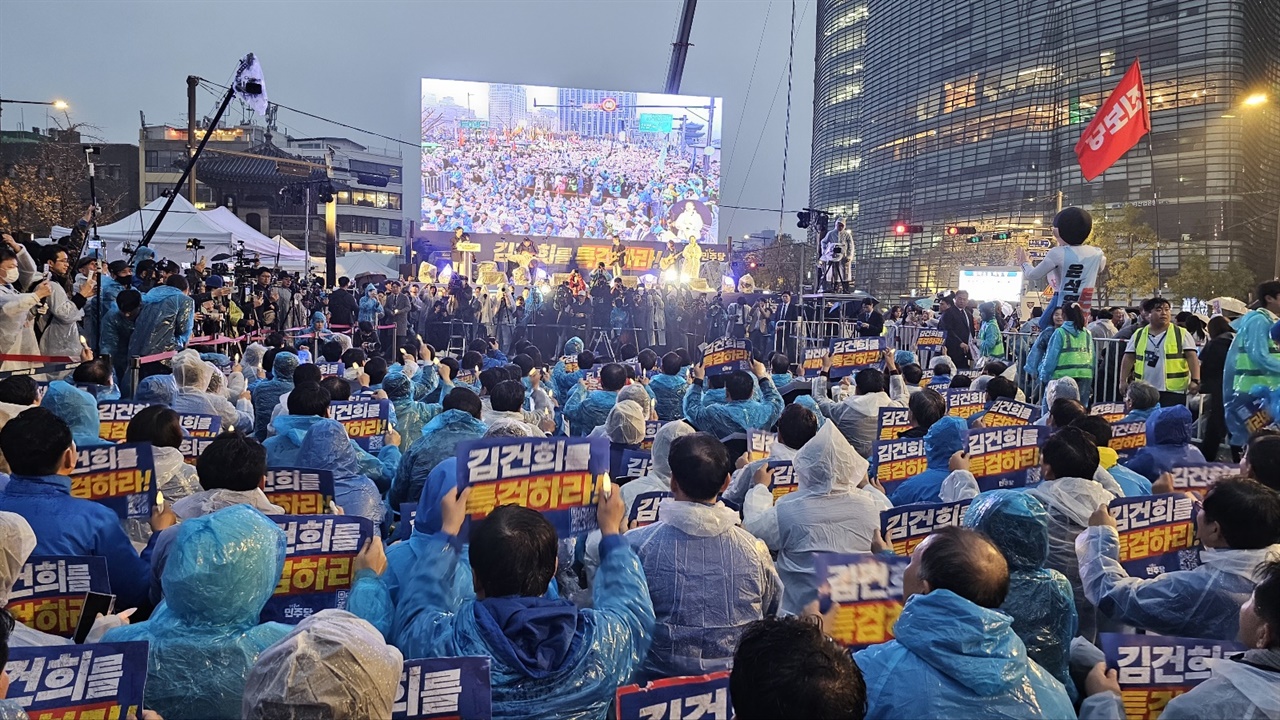  16일 오후 서울 종로구 광화문 광장에서 열린 ‘김건희·윤석열 국정농단 규탄 및 특검 촉구 제3차 국민행동의 날’ 집회에 전국 각지에서 몰려든 시민들의 함성과 분노가 울려 퍼졌다.