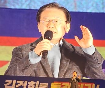  이재명 당대표가 16일 오후 서울 종로구 광화문 광장에서 열린 ‘김건희·윤석열 국정농단 규탄 및 특검 촉구 제3차 국민행동의 날’ 집회에서 "이재명은 죽지 않느다"고 외쳤다.