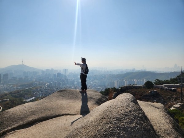  인왕산 정상. 거대한 바위산 아래 펼쳐진 수도 서울이 한마을을 이루고 있는 듯싶다.