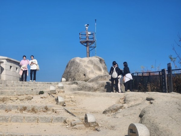  한양도성이 있는 인왕산은 서울 진산으로 많은 사람이 찾는다.