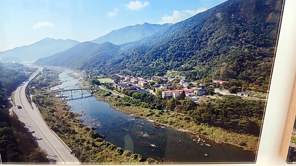  오른쪽 지리산 산자락 밑에 성심원이 보인다. 성심원을 가기 위해서는 다리를 건너야 한다