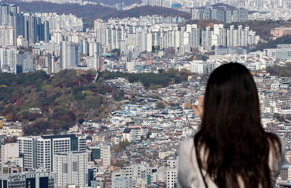  가구가 소유한 집값의 격차가 최대 40배를 웃도는 것으로 조사됐다. 통계청에 따르면 자산가액 기준 상위 10% 가구의 평균 주택 가액은 12억5천500만원으로 하위 10% 평균 주택 자산 가액(3100만 원)의 40.5배 수준이었다. 사진은 18일 오후 서울 중구 남산에서 바라본 서울 시내 주택과 아파트 단지의 모습.