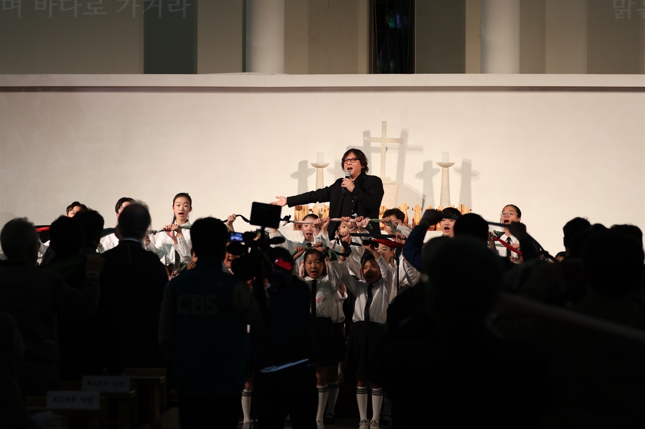  이날 기념대회는 가수 홍순관과 과천교회 씽씽주니어 어린이합창단의 합동공연으로 마무리됐다.