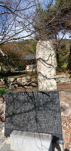 염걸장군 전승비 임진왜란때 왜적을 물리친 전승비로 왜구들은 청자의 도료를 얻기 위해 쳐들어 온 것으로 보고있다.