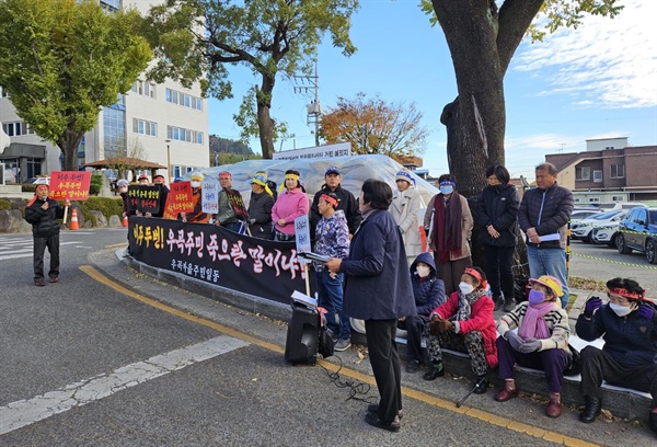  가례천댐반대대책위원회, 낙동강네트워크, 경남환경운동연합은 19일 의령군청 앞에서 “의령군은 주민 머리 위에 물 폭탄을 올려놓는 가례천댐 재개발 백지화하라”고 외쳤다.